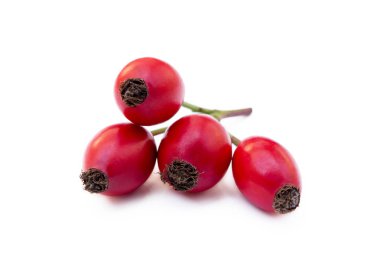 Olgun gül kalçası beyaz arkaplanda izole