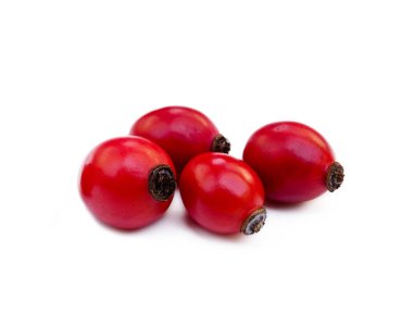 Olgun gül kalçası beyaz arkaplanda izole