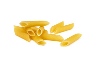 Beyaz arka planda izole edilmiş geleneksel İtalyan makarnası