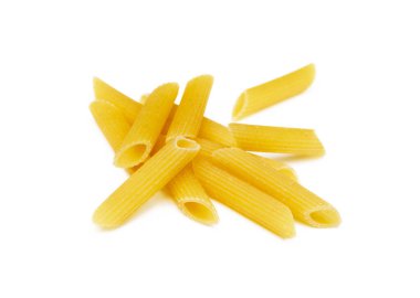 Beyaz arka planda izole edilmiş geleneksel İtalyan makarnası