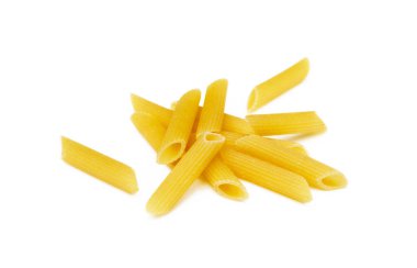 Beyaz arka planda izole edilmiş geleneksel İtalyan makarnası