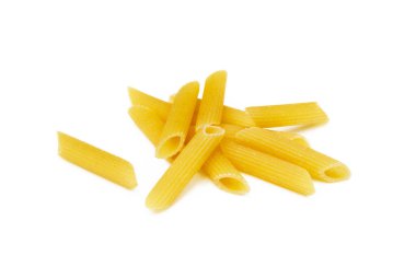 Beyaz arka planda izole edilmiş geleneksel İtalyan makarnası