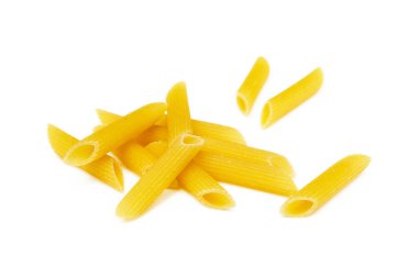 Beyaz arka planda izole edilmiş geleneksel İtalyan makarnası