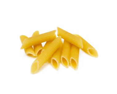 Beyaz arka planda izole edilmiş geleneksel İtalyan makarnası