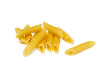 Beyaz arka planda izole edilmiş geleneksel İtalyan makarnası