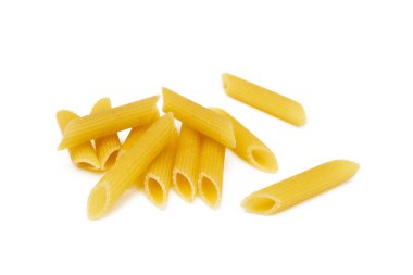 Beyaz arka planda izole edilmiş geleneksel İtalyan makarnası