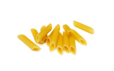 Beyaz arka planda izole edilmiş geleneksel İtalyan makarnası