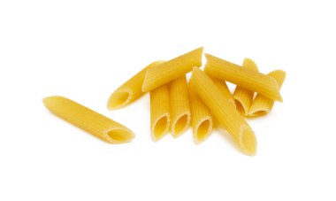 Beyaz arka planda izole edilmiş geleneksel İtalyan makarnası