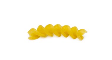 Beyaz arka planda izole edilmiş geleneksel İtalyan makarnası