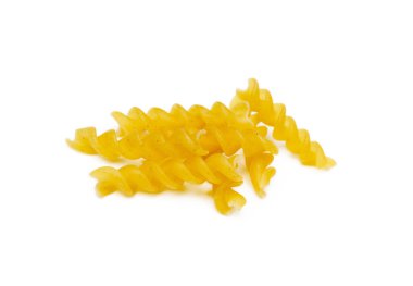 Beyaz arka planda izole edilmiş geleneksel İtalyan makarnası