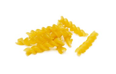 Beyaz arka planda izole edilmiş geleneksel İtalyan makarnası