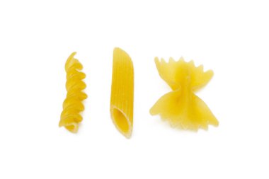 Beyaz arka planda izole edilmiş geleneksel İtalyan makarnası