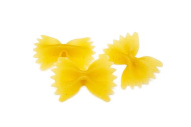 Beyaz arka planda izole edilmiş geleneksel İtalyan makarnası