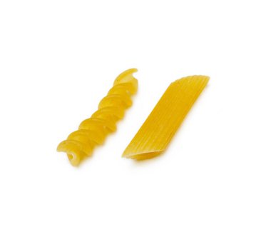 Beyaz arka planda izole edilmiş geleneksel İtalyan makarnası