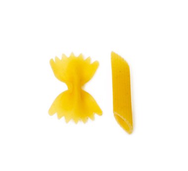 Beyaz arka planda izole edilmiş geleneksel İtalyan makarnası