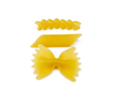 Beyaz arka planda izole edilmiş geleneksel İtalyan makarnası