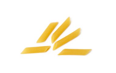 Beyaz arka planda izole edilmiş geleneksel İtalyan makarnası