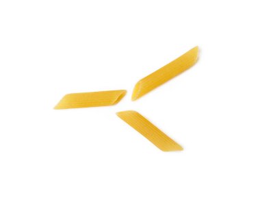 Beyaz arka planda izole edilmiş geleneksel İtalyan makarnası