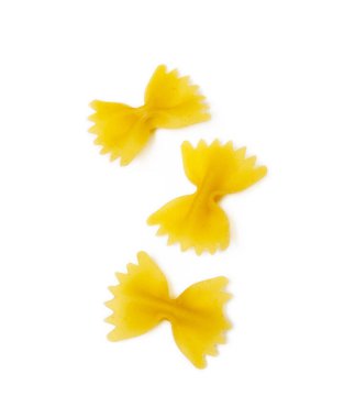 Beyaz arka planda izole edilmiş geleneksel İtalyan makarnası