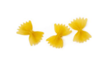 Beyaz arka planda izole edilmiş geleneksel İtalyan makarnası