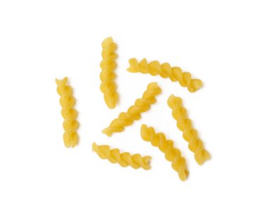 Beyaz arka planda izole edilmiş geleneksel İtalyan makarnası