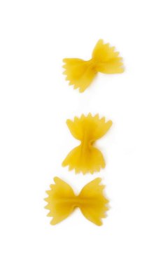 Beyaz arka planda izole edilmiş geleneksel İtalyan makarnası