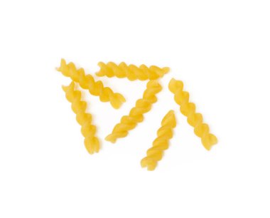 Beyaz arka planda izole edilmiş geleneksel İtalyan makarnası