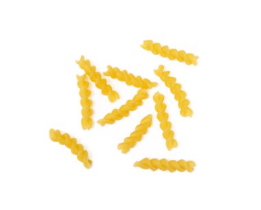 Beyaz arka planda izole edilmiş geleneksel İtalyan makarnası