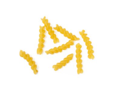 Beyaz arka planda izole edilmiş geleneksel İtalyan makarnası