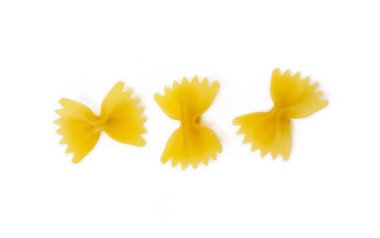 Beyaz arka planda izole edilmiş geleneksel İtalyan makarnası