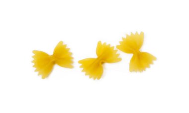 Beyaz arka planda izole edilmiş geleneksel İtalyan makarnası