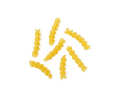 Beyaz arka planda izole edilmiş geleneksel İtalyan makarnası