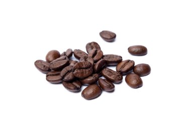 Kızarmış kahve çekirdekleri beyaz arka planda izole edilmiş.