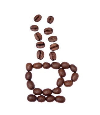 Kızarmış kahve çekirdekleri beyaz arka planda izole edilmiş.