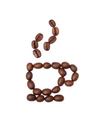 Kızarmış kahve çekirdekleri beyaz arka planda izole edilmiş.