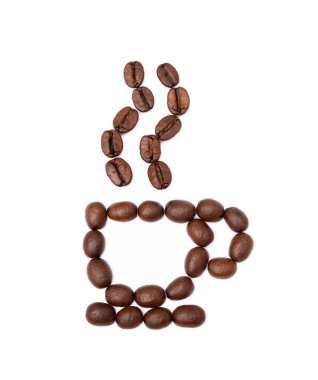 Kızarmış kahve çekirdekleri beyaz arka planda izole edilmiş.