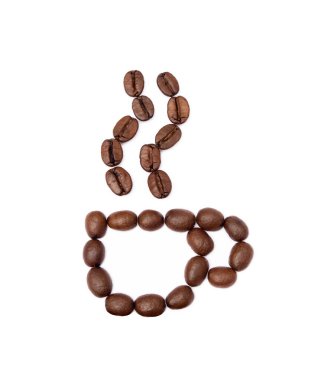 Kızarmış kahve çekirdekleri beyaz arka planda izole edilmiş.