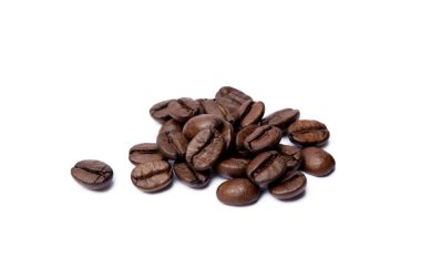  Kızarmış kahve çekirdekleri beyaz arka planda izole edilmiş.