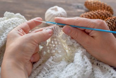 ahşap arka plan üzerinde tığ .