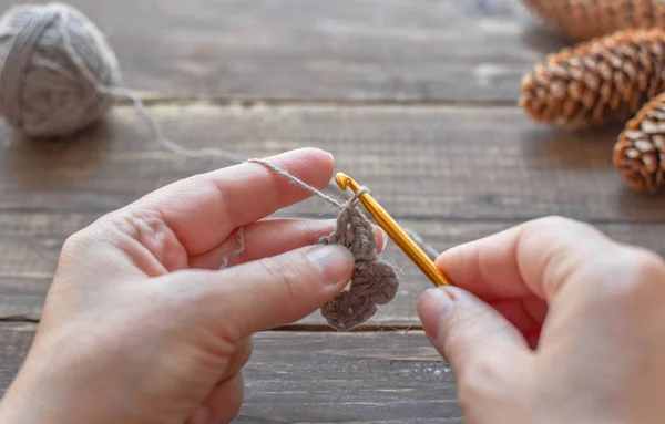 çok renkli iş parçacıkları ile kanca ,