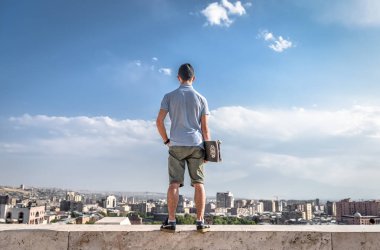 Erivan 'ın arka planında kaykaycı