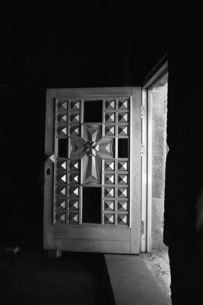 Старая Резная Деревянная Церковная Дверь Петлями Армения — стоковое фото