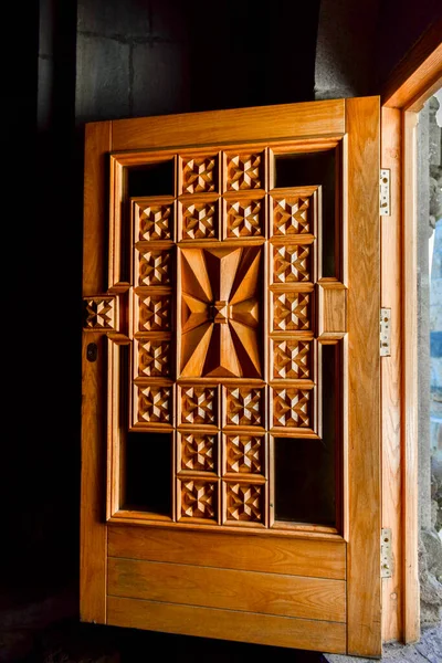 Старая Резная Деревянная Церковная Дверь Петлями Армения — стоковое фото