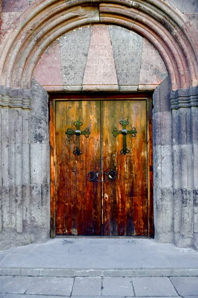Puerta de madera tallada de iglesia fotos de stock, imágenes de Puerta de  madera tallada de iglesia sin royalties | Depositphotos