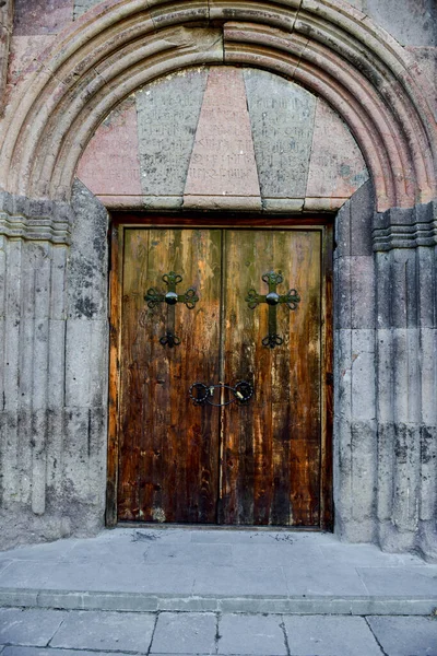 Menteşeli eski ahşap kilise kapısı. Ermenistan.