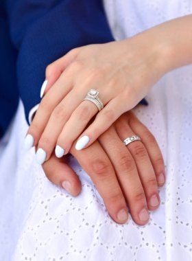 Damat ve gelinin elleri yakın çekim.,