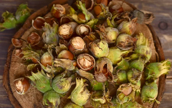 Hazelnuts Кожа Листья — стоковое фото