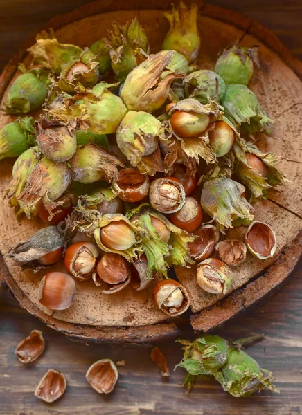 Hazelnuts Кожа Листья — стоковое фото