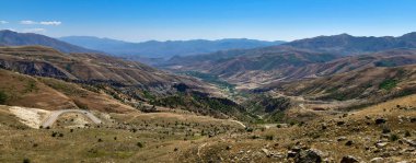 Vardenyats dağ geçidi. Kafkaslar ve Ermenistan 'ın dağlarındaki manzara