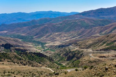 Vardenyats dağ geçidi. Kafkaslar ve Ermenistan 'ın dağlarındaki manzara